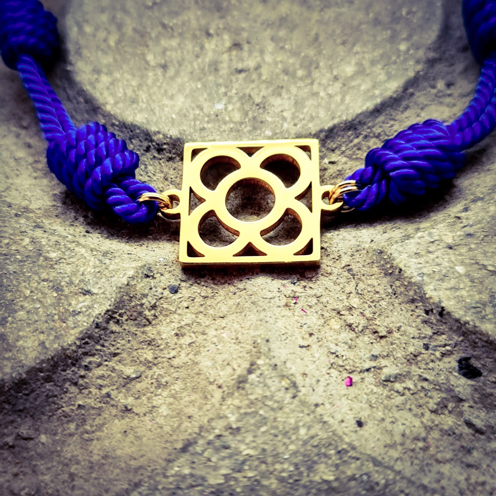 Pulsera de algodón azul con la Flor de Barcelona de acero inoxidable dorado, diseño juvenil.