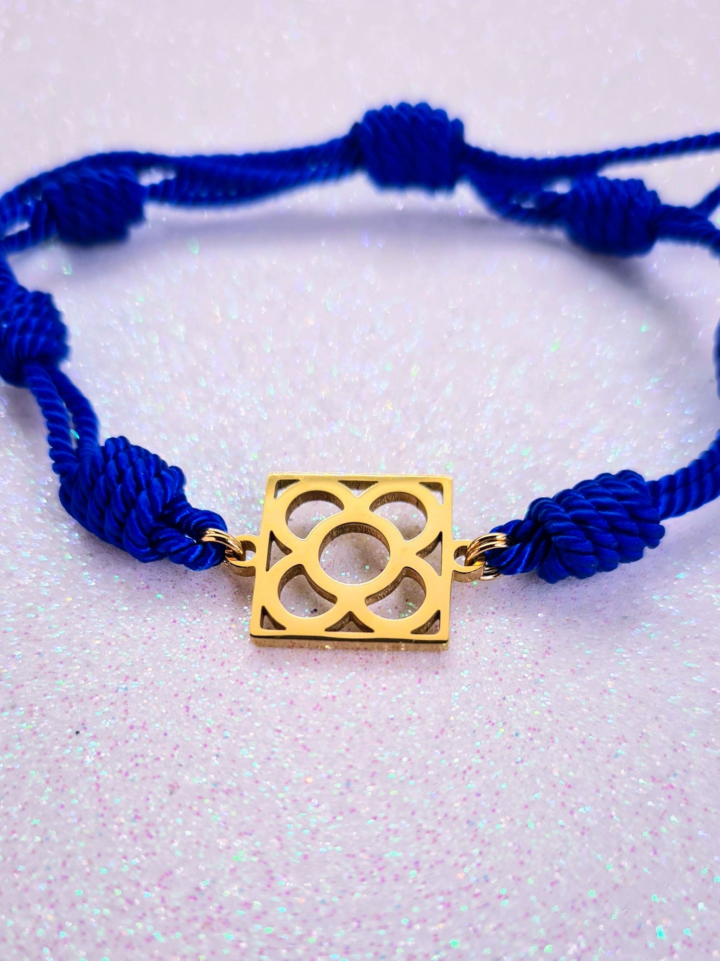 Pulsera de algodón azul con la Flor de Barcelona de acero inoxidable dorado, diseño juvenil.