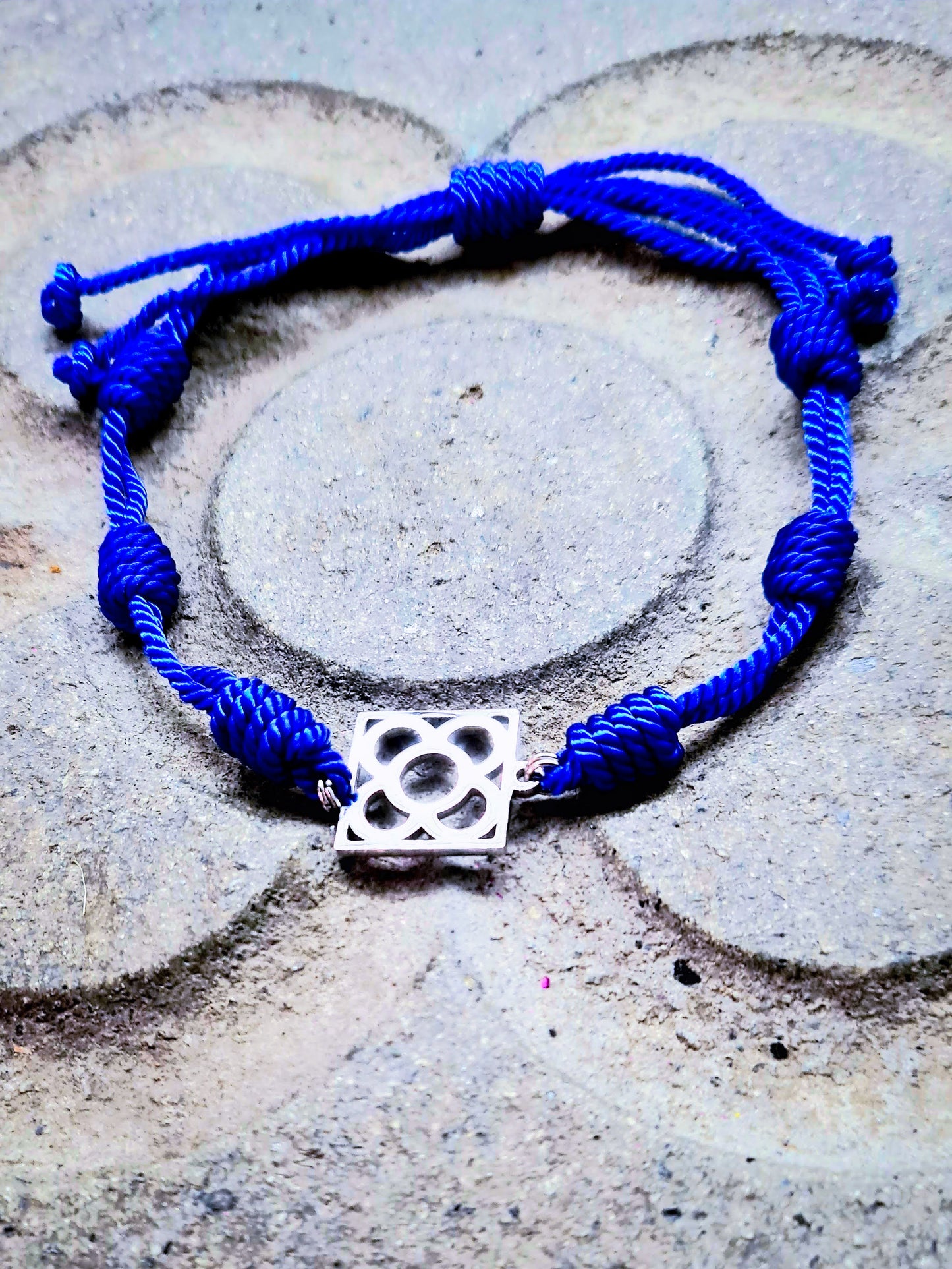 Pulsera de algodón azul con la Flor de Barcelona de acero inoxidable, diseño juvenil.