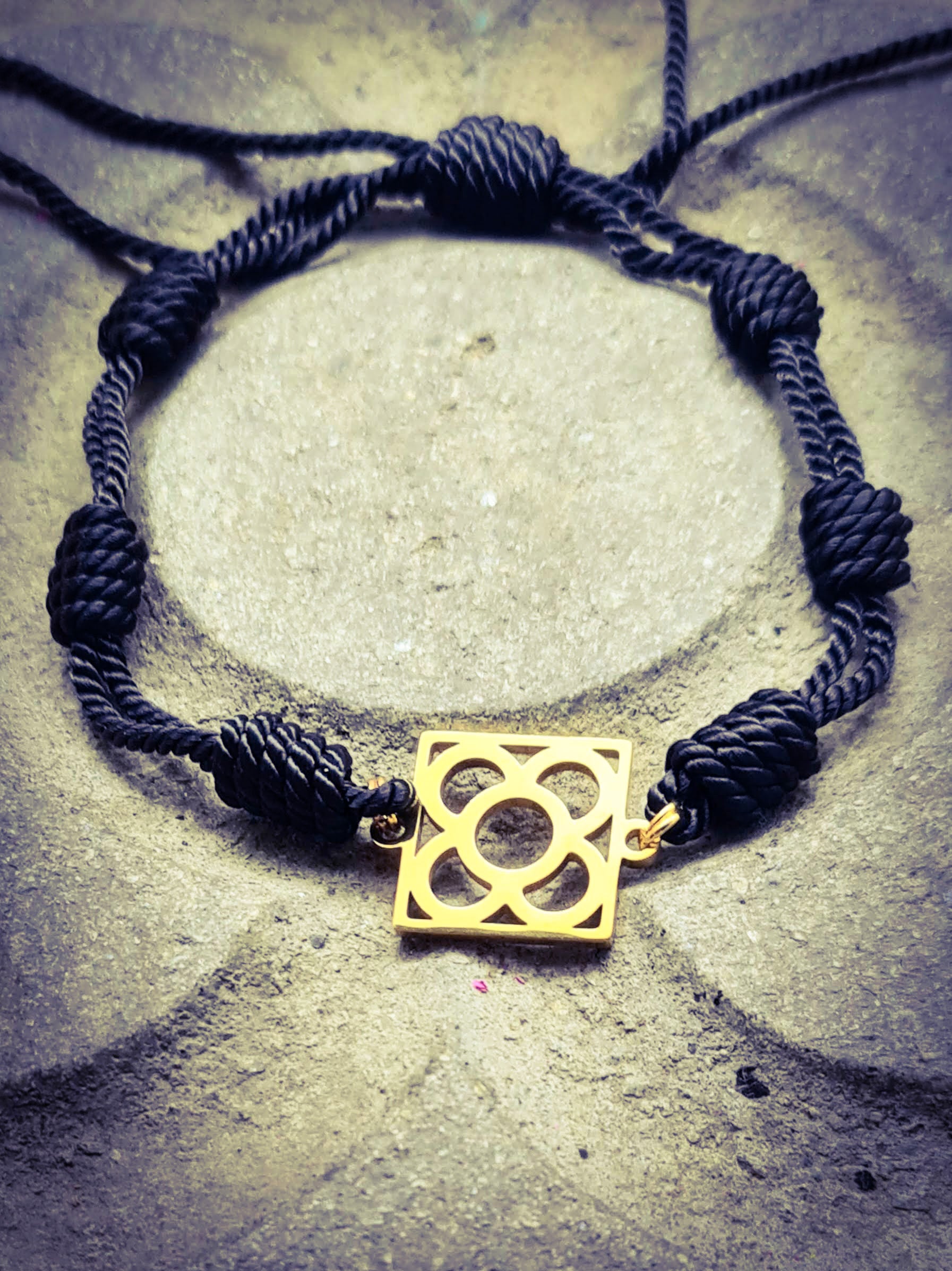 Pulsera de algodón negro con la Flor de Barcelona de acero inoxidable dorado, diseño juvenil.