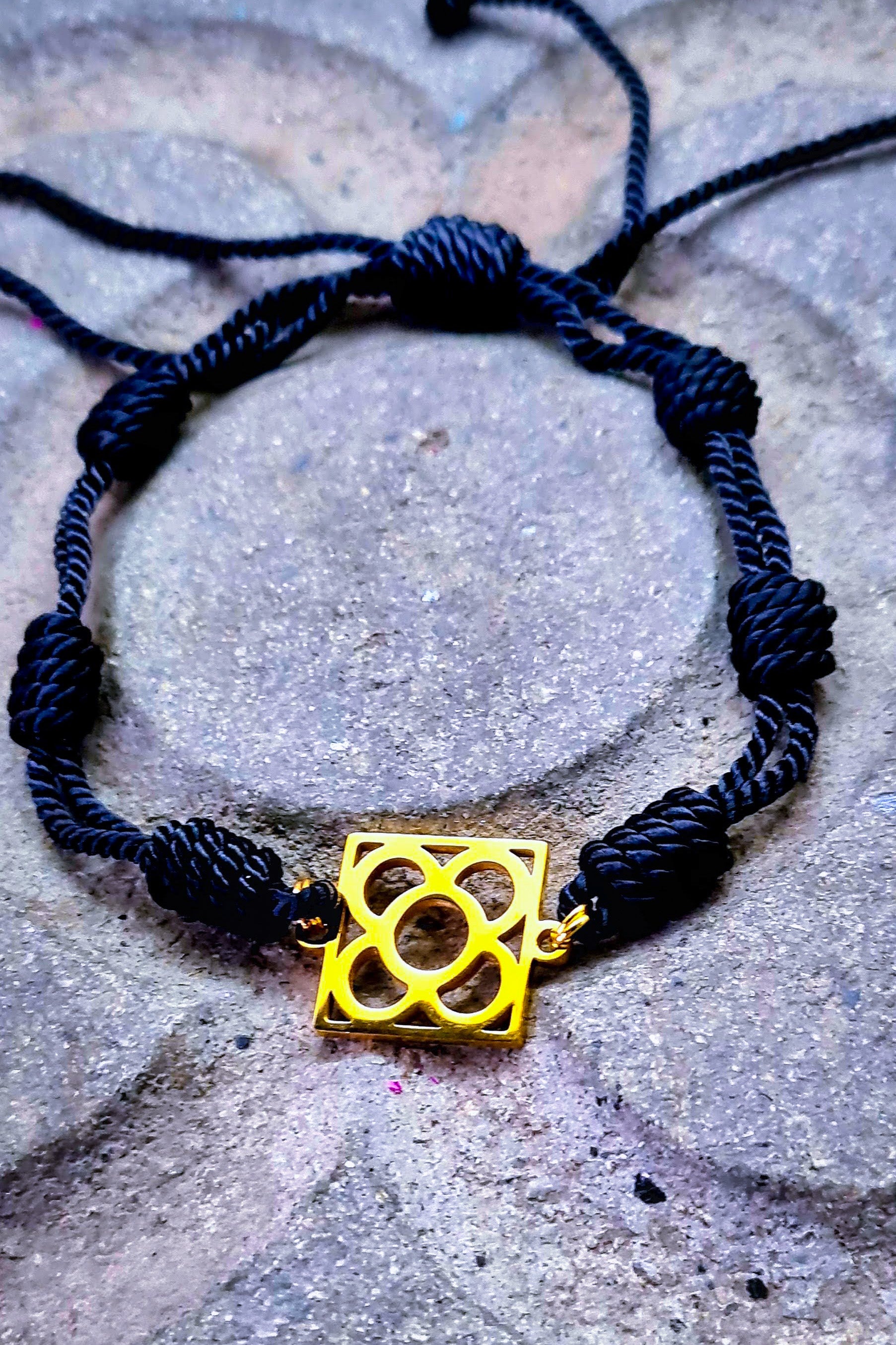 Pulsera de algodón negro con la Flor de Barcelona de acero inoxidable dorado, diseño juvenil.