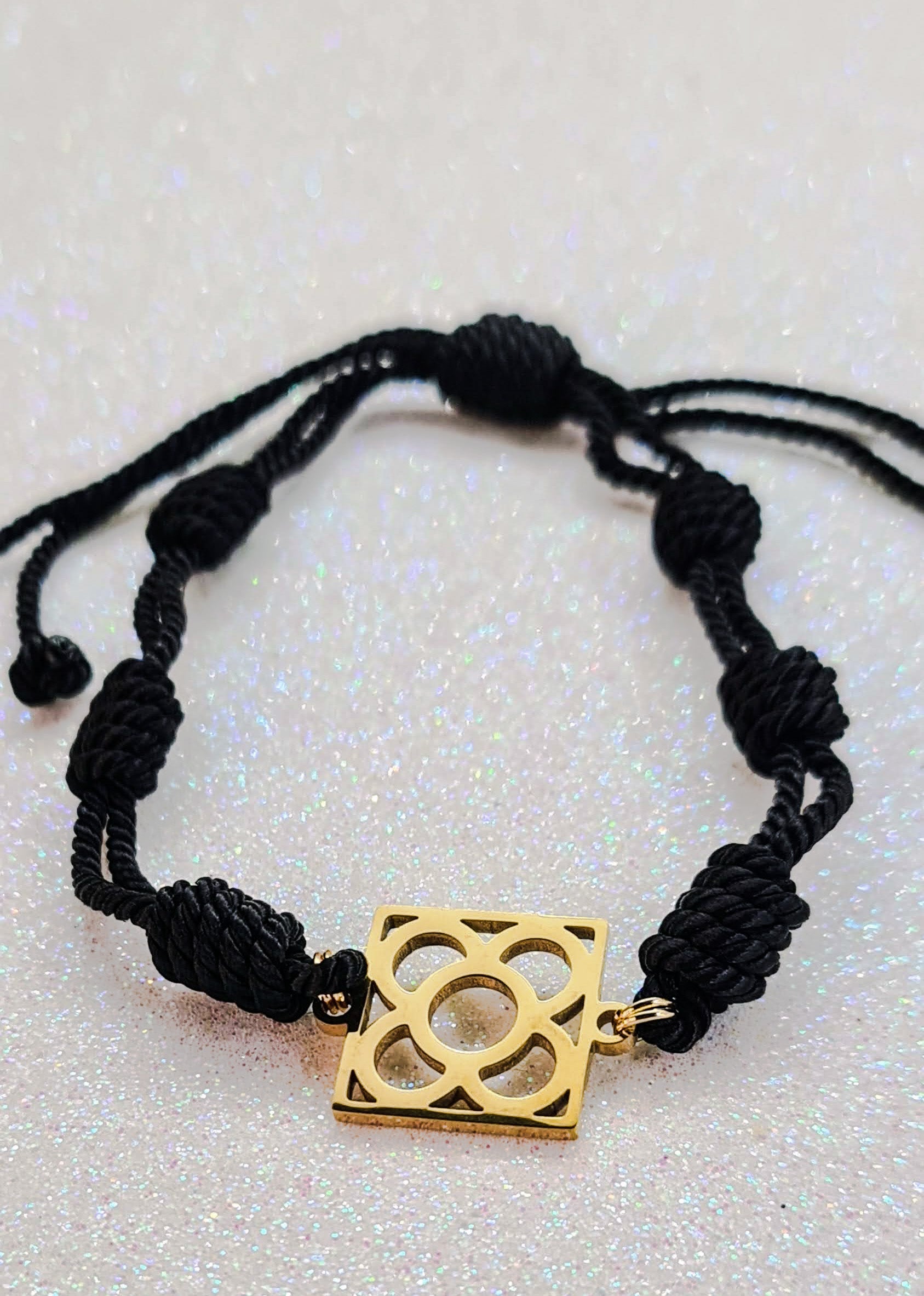 Pulsera de algodón negro con la Flor de Barcelona de acero inoxidable dorado, diseño juvenil.