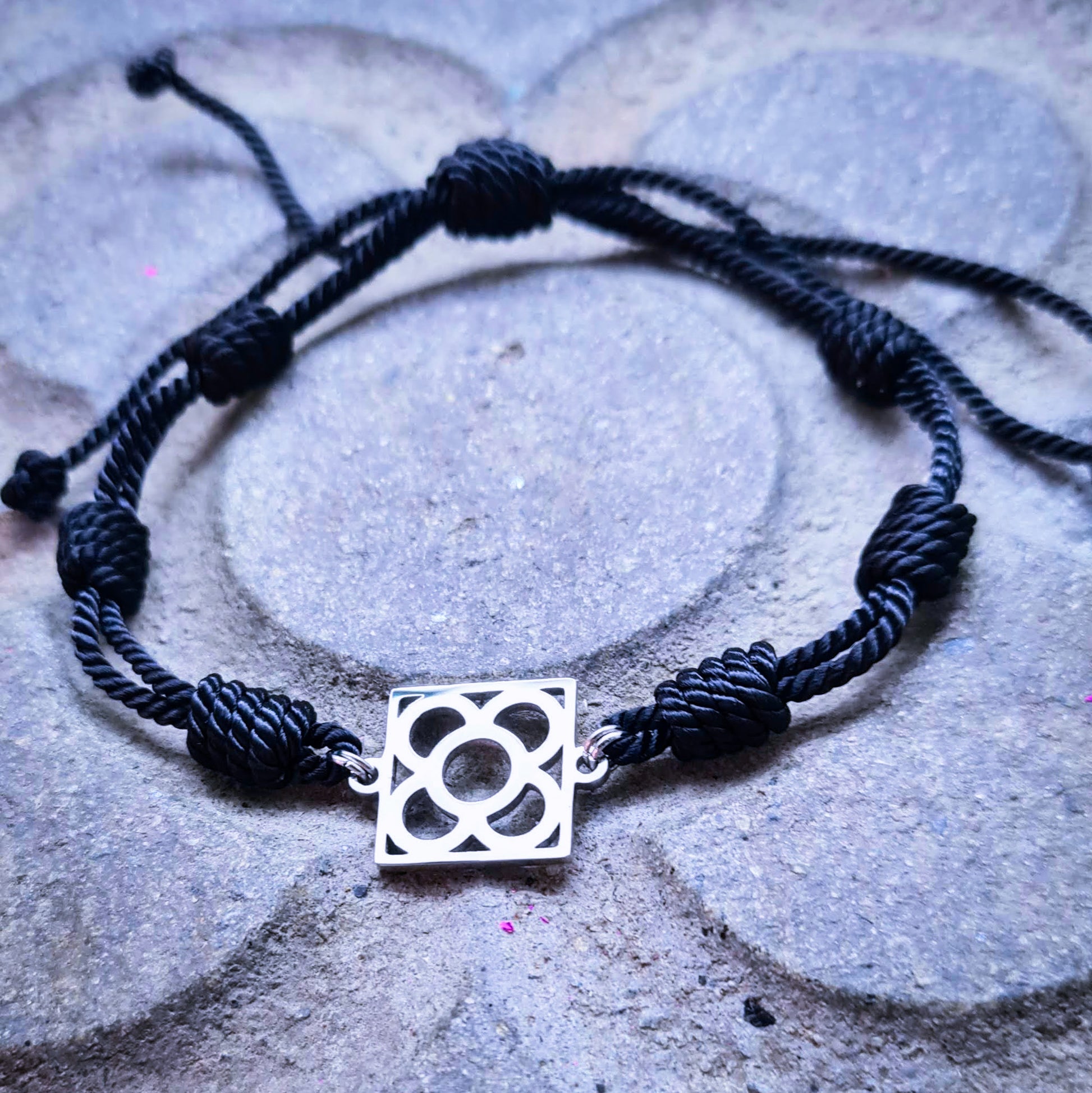Pulsera de algodón negro con la Flor de Barcelona de acero inoxidable, diseño juvenil.