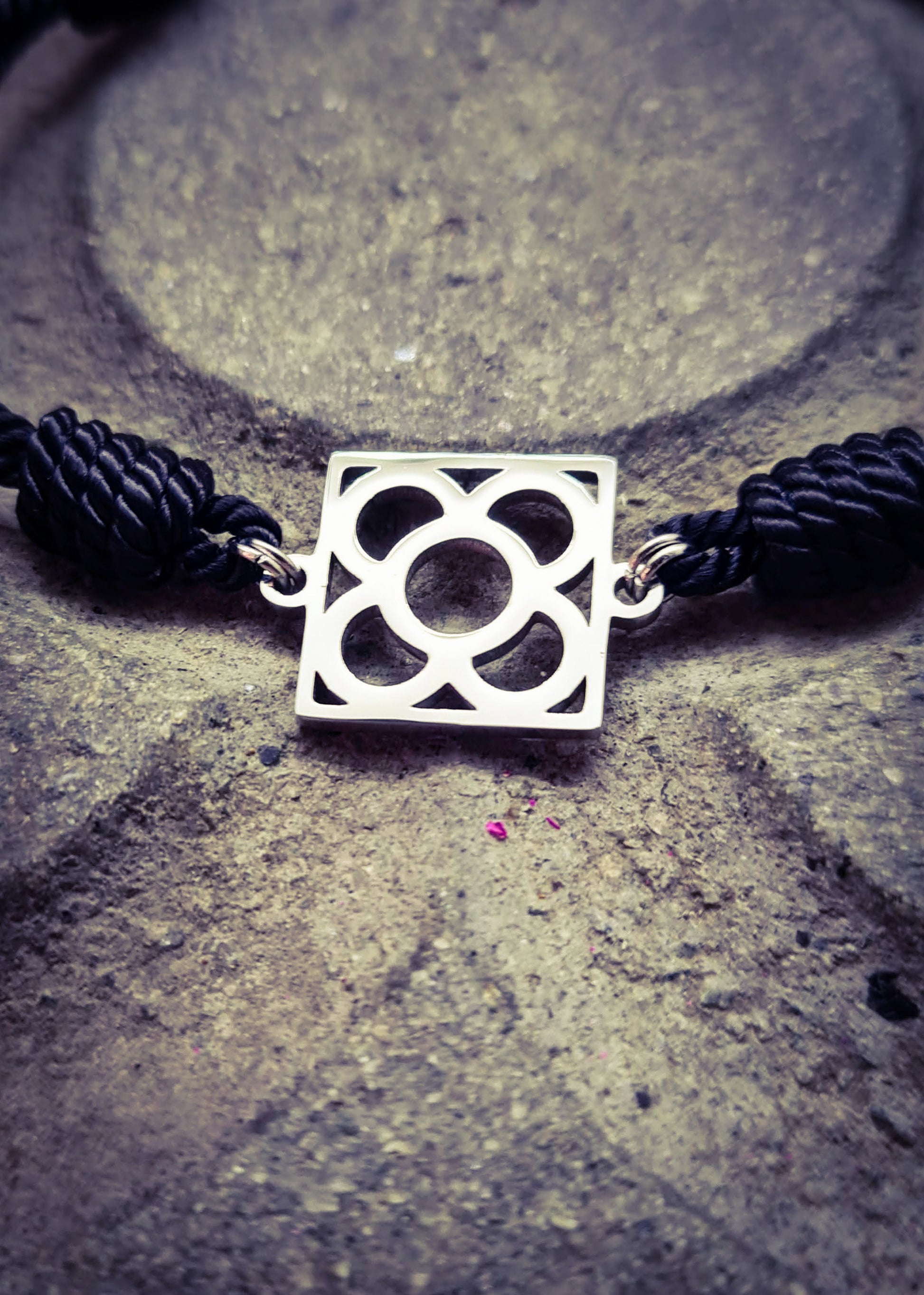 Pulsera de algodón negro con la Flor de Barcelona de acero inoxidable, diseño juvenil.