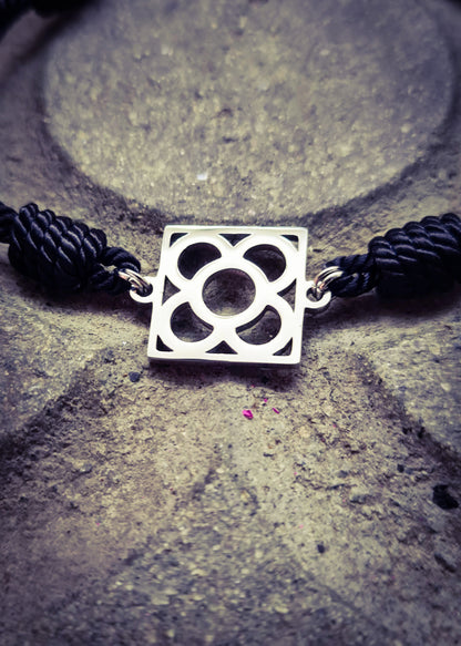 Pulsera de algodón negro con la Flor de Barcelona de acero inoxidable, diseño juvenil.