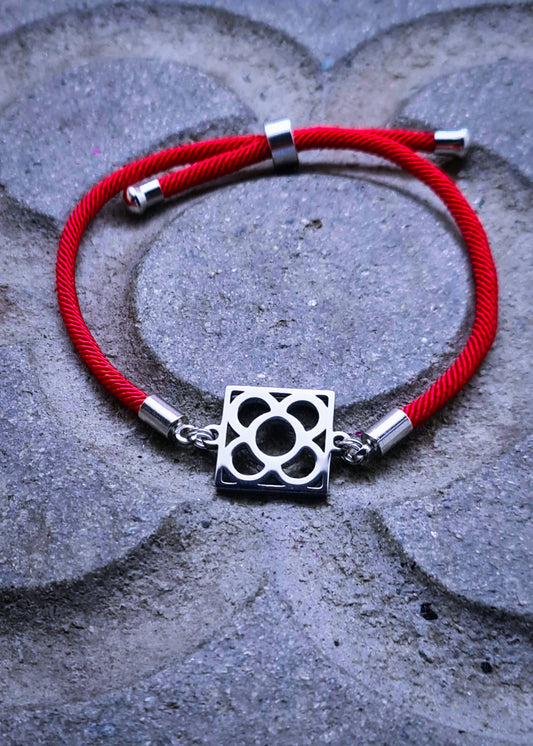 Pulsera de algodón rojo con la Flor de Barcelona de acero inoxidable, diseño elegante y sencillo.