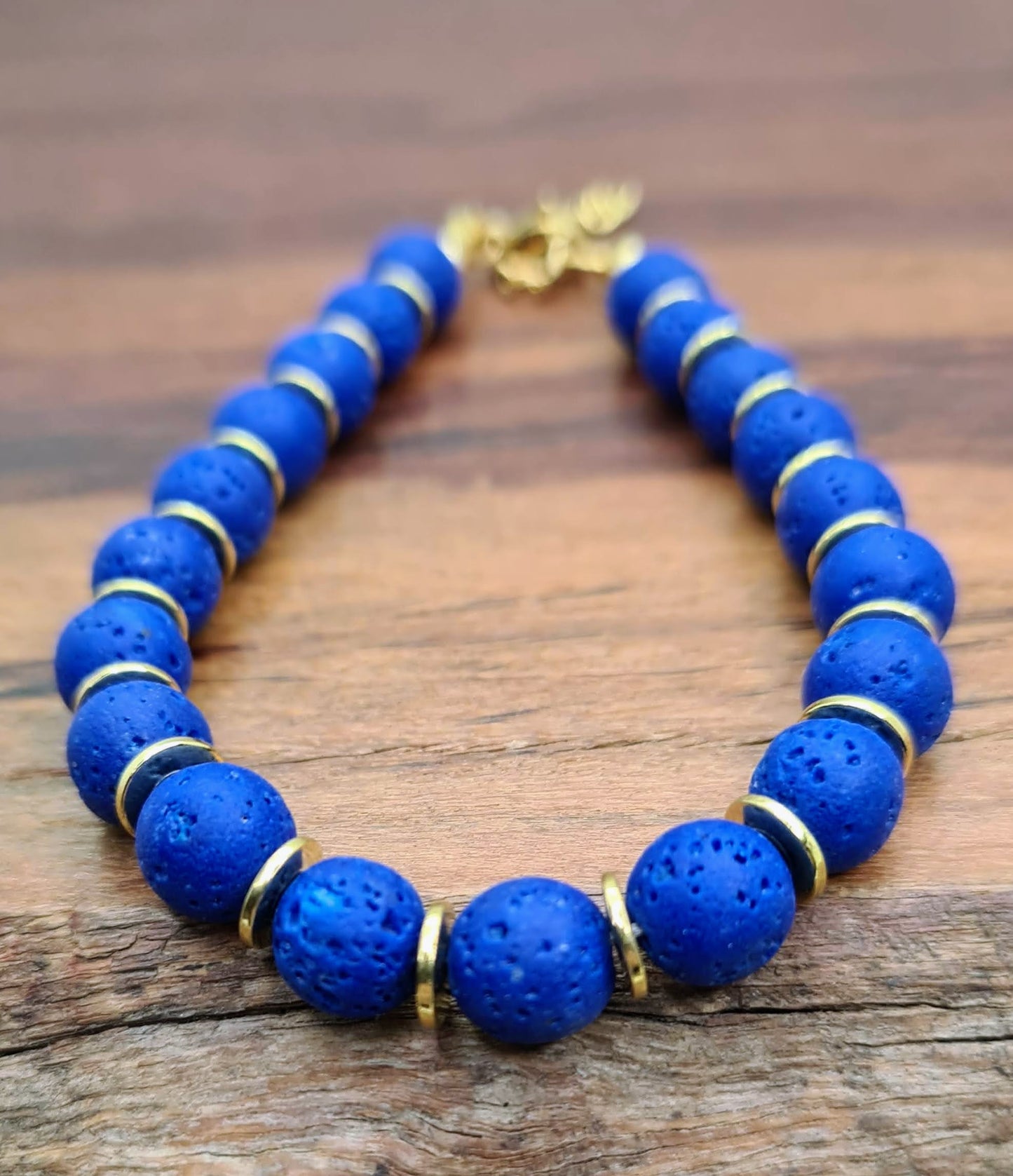 Pulsera de Lava Volcánica y Discos Dorados para mujer.