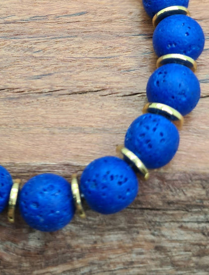 Pulsera de Lava Volcánica y Discos Dorados para mujer.