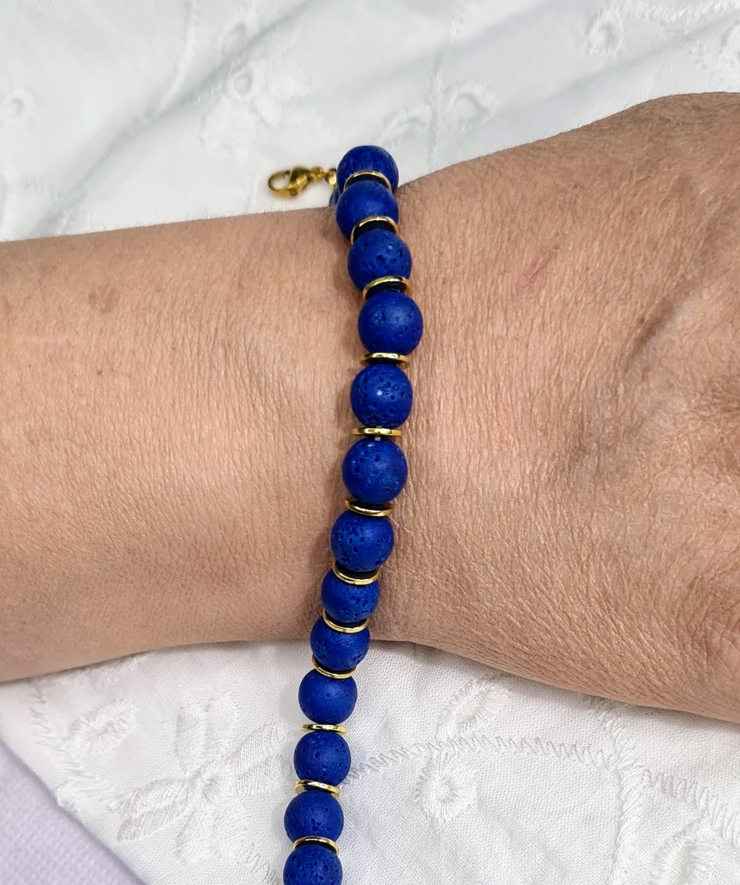 Pulsera de Lava Volcánica y Discos Dorados para mujer.