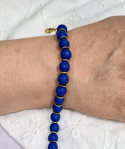 Pulsera de Lava Volcánica y Discos Dorados para mujer.