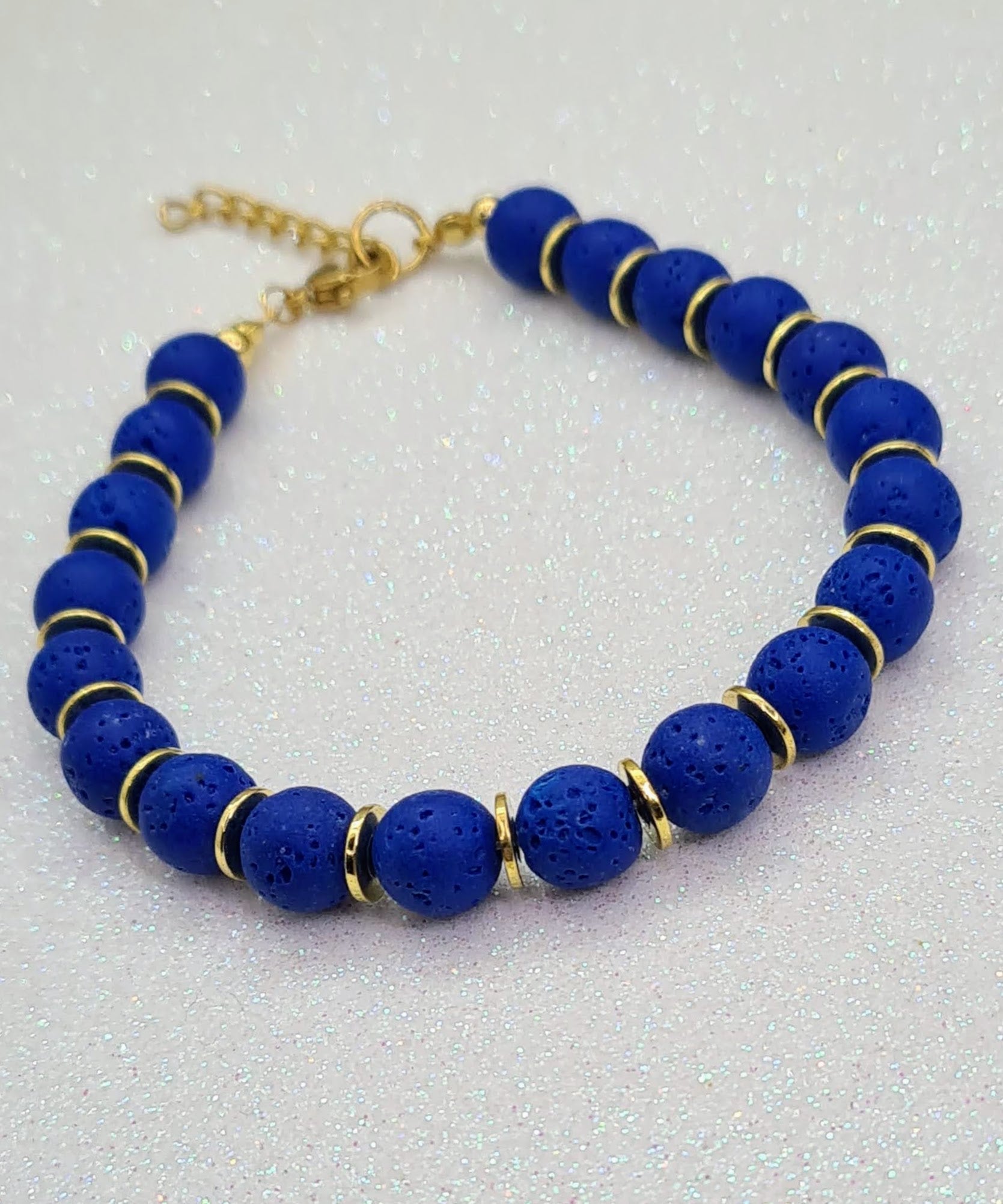 Pulsera de Lava Volcánica y Discos Dorados para mujer.