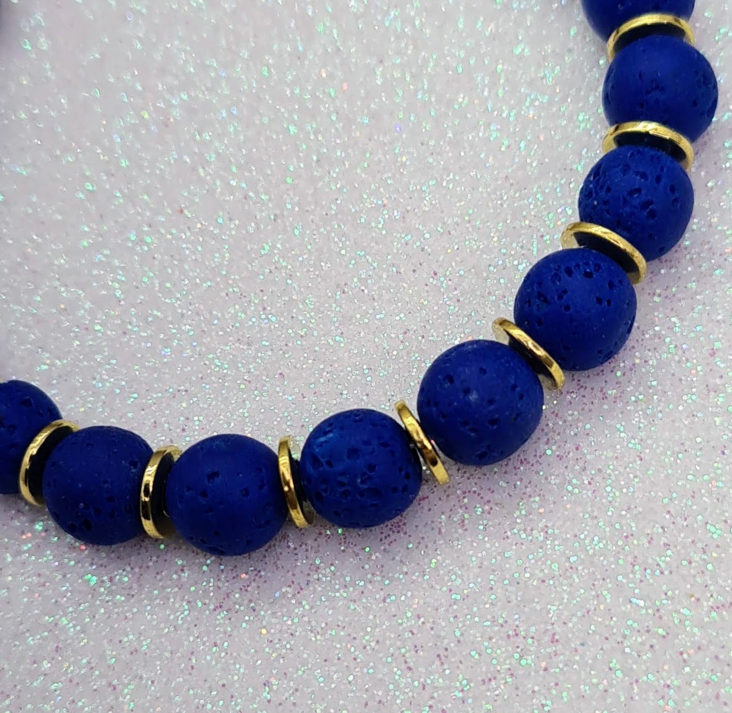 Pulsera de Lava Volcánica y Discos Dorados para mujer.