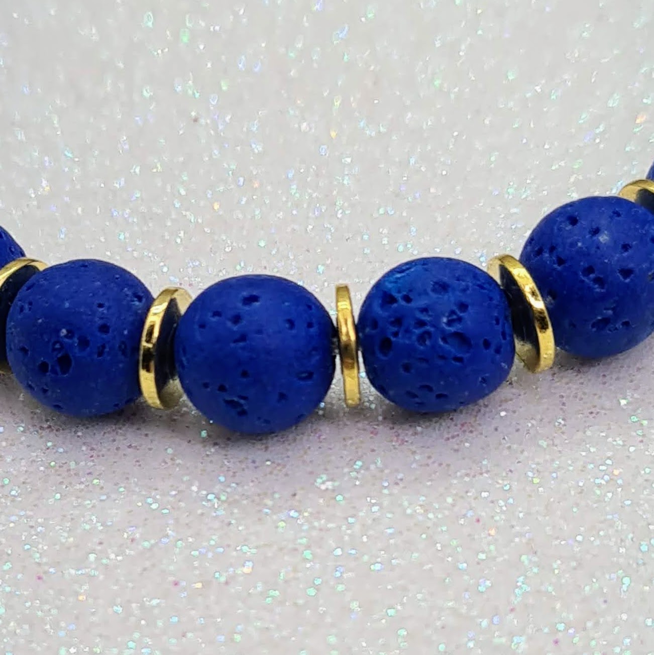 Pulsera de Lava Volcánica y Discos Dorados para mujer.