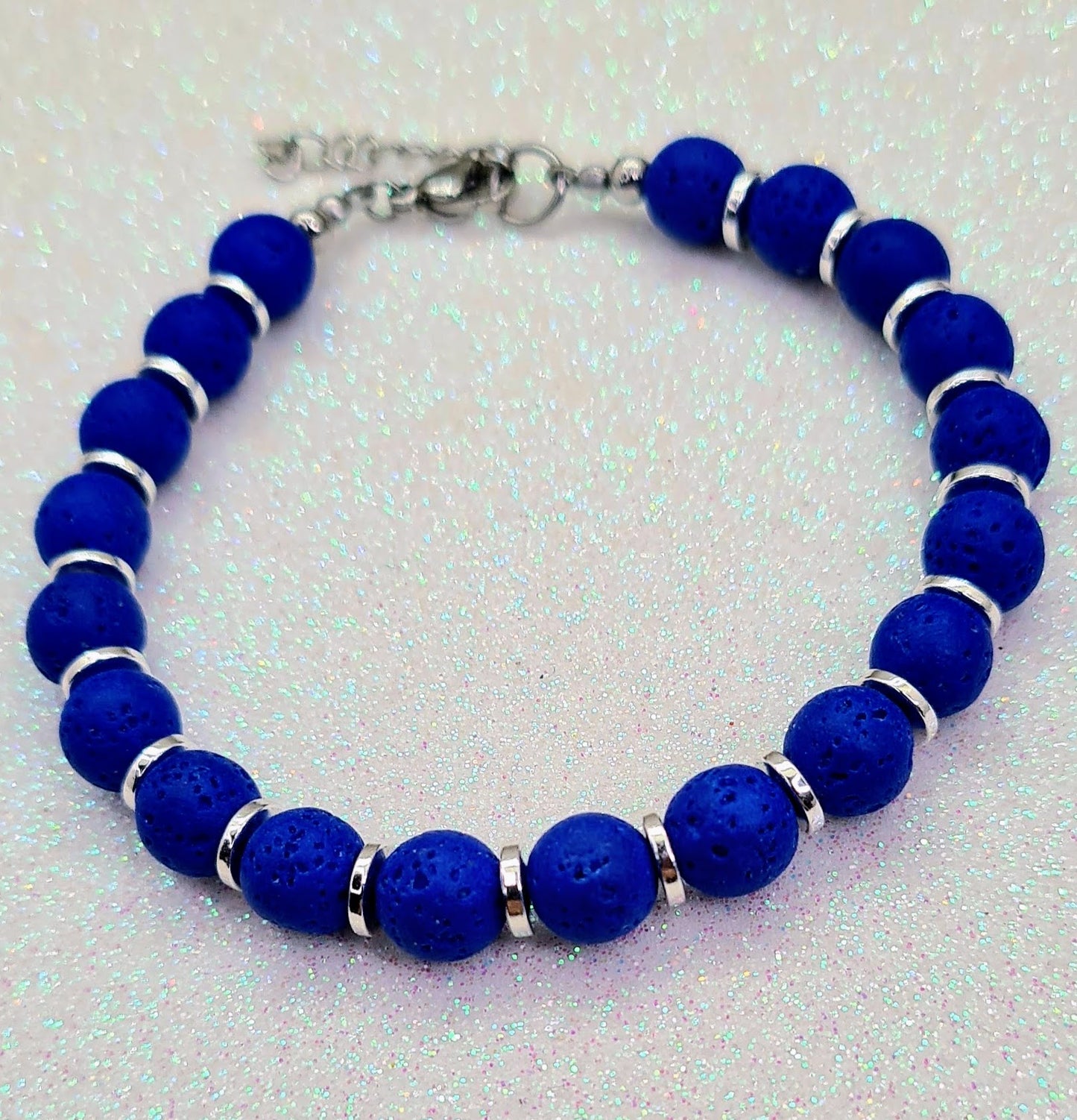 Pulsera de Lava Volcánica y Discos Plateados para mujer.