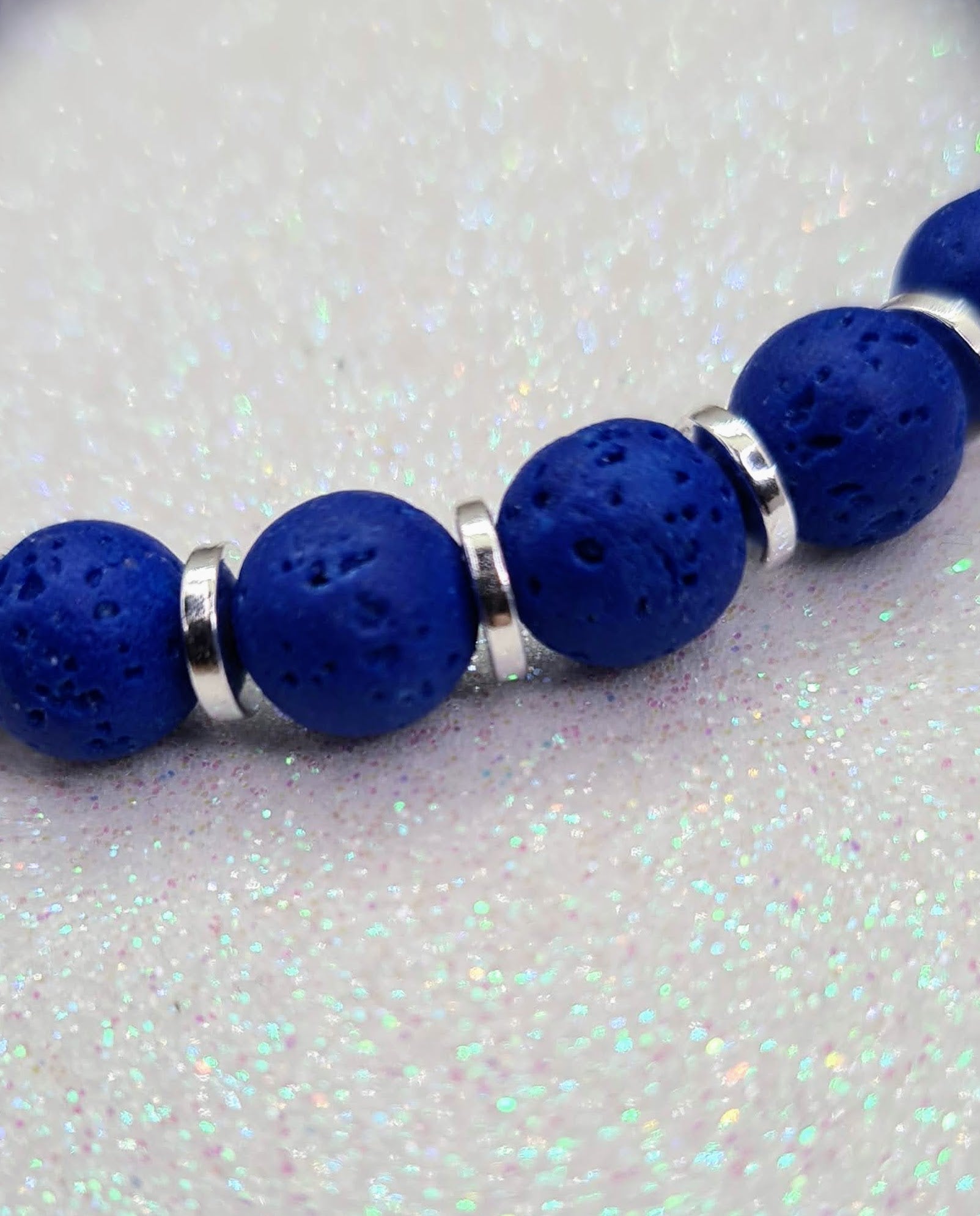 Pulsera de Lava Volcánica y Discos Plateados para mujer.