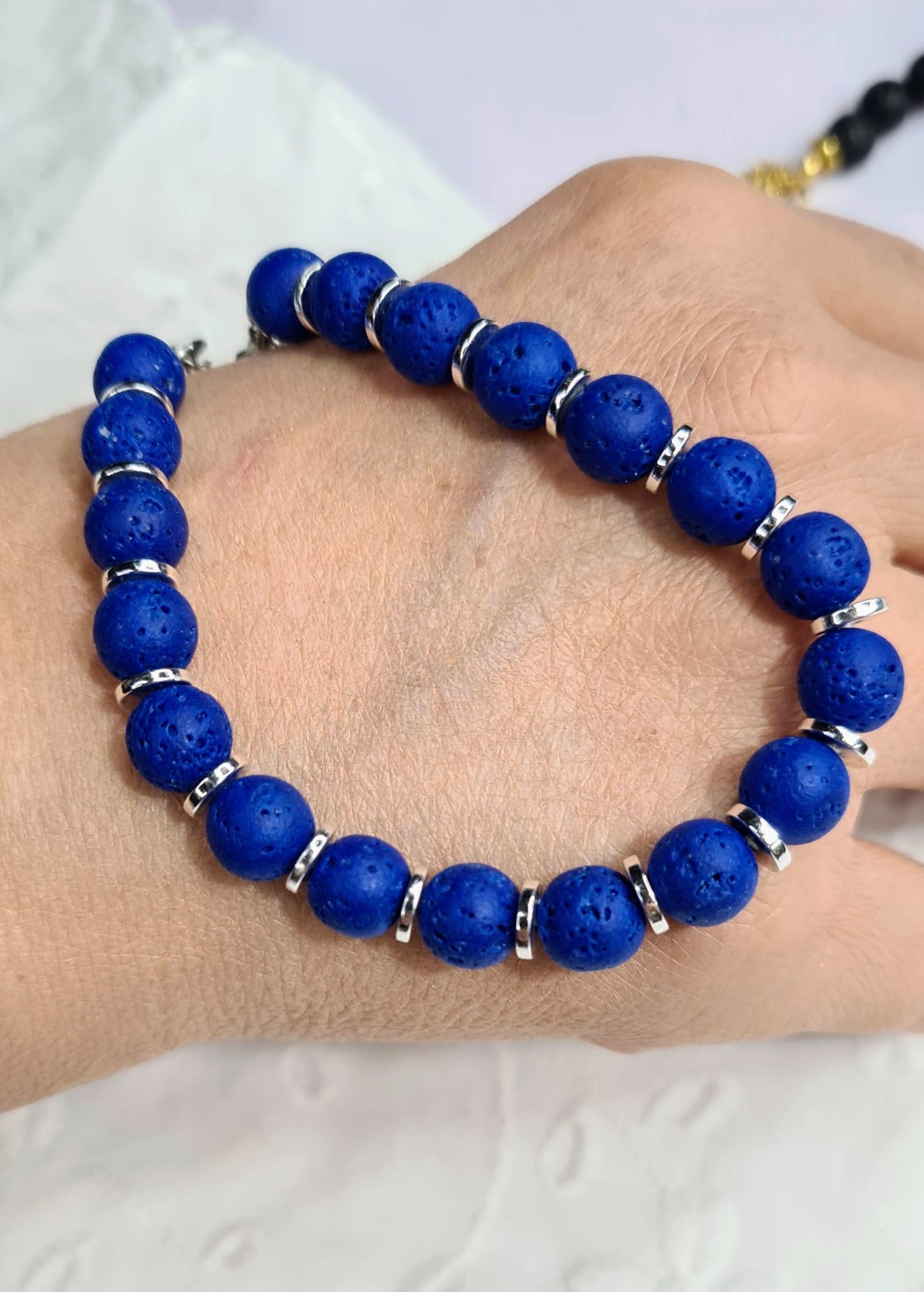 Pulsera de Lava Volcánica y Discos Plateados para mujer.