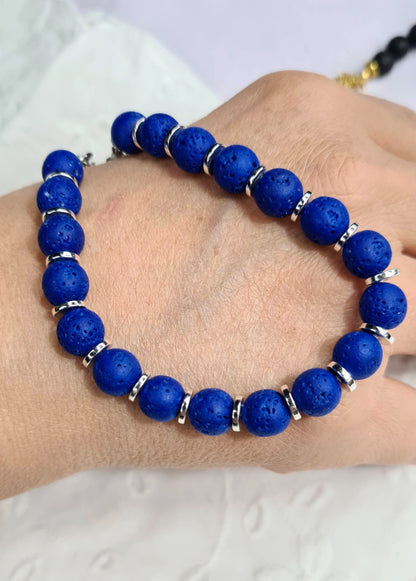 Pulsera de Lava Volcánica y Discos Plateados para mujer.