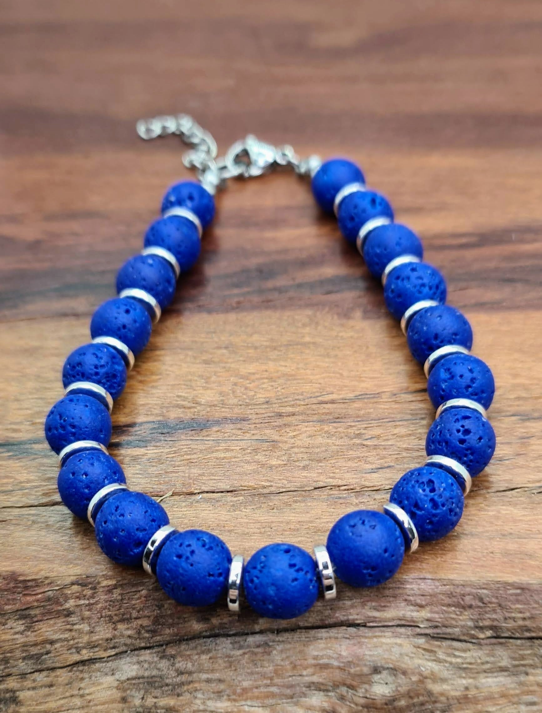 Pulsera de Lava Volcánica y Discos Plateados para mujer.