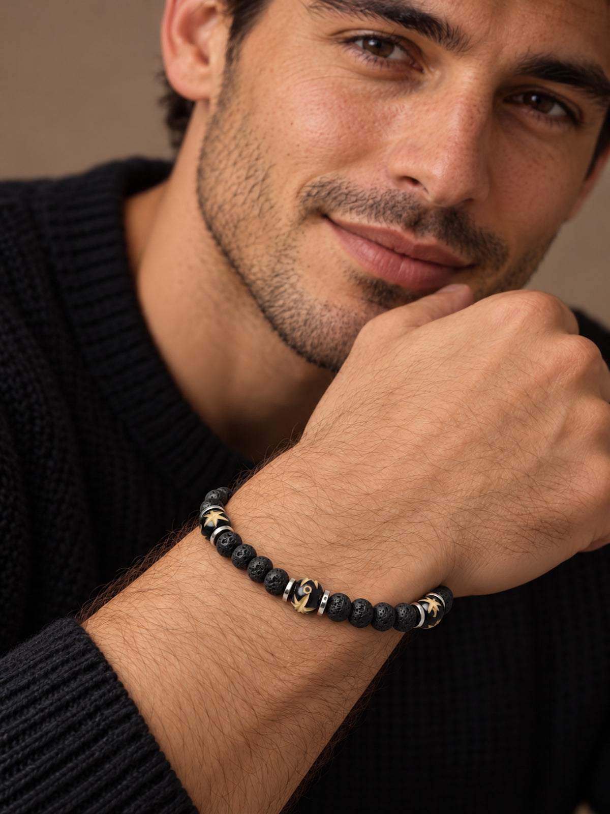 Pulsera negra de cuentas de lava de 6 mm puesta en muñeca masculina.