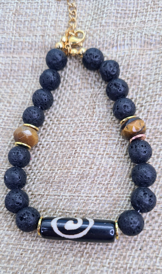 Pulsera completa de lava negra de 6 mm con pieza central alargada de hueso de yak y dos cuentas de ojo de tigre.
