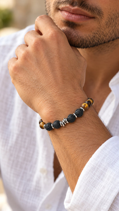 Hombre llevando pulsera de lava negra y ojo de tigre de 6 mm con anillas decorativas.