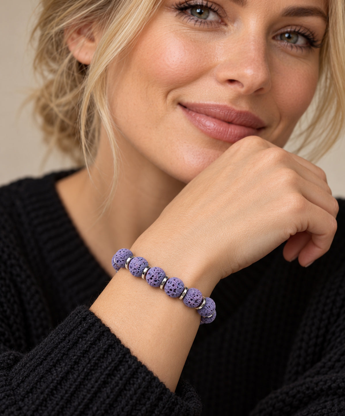 Pulsera de lava lila con discos plateados llevada en la muñeca.