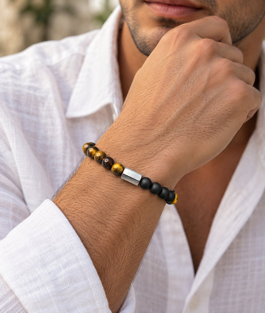 Hombre llevando pulsera de ónix mate y ojo de tigre de 6 mm.