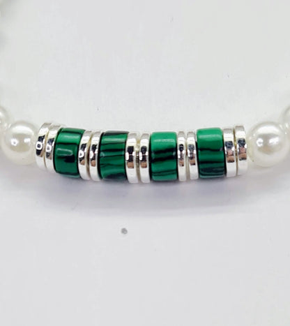 Pulsera de perlas blancas con rondeles de malaquita verde y discos plateados.