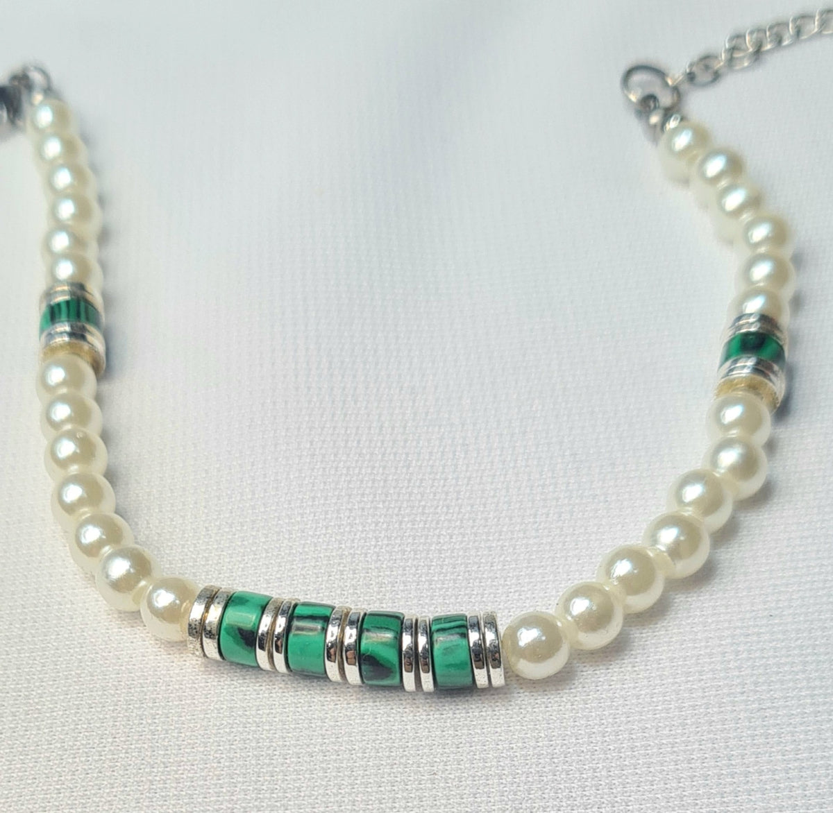 Pulsera completa de perlas blancas con malaquita y detalles plateados.