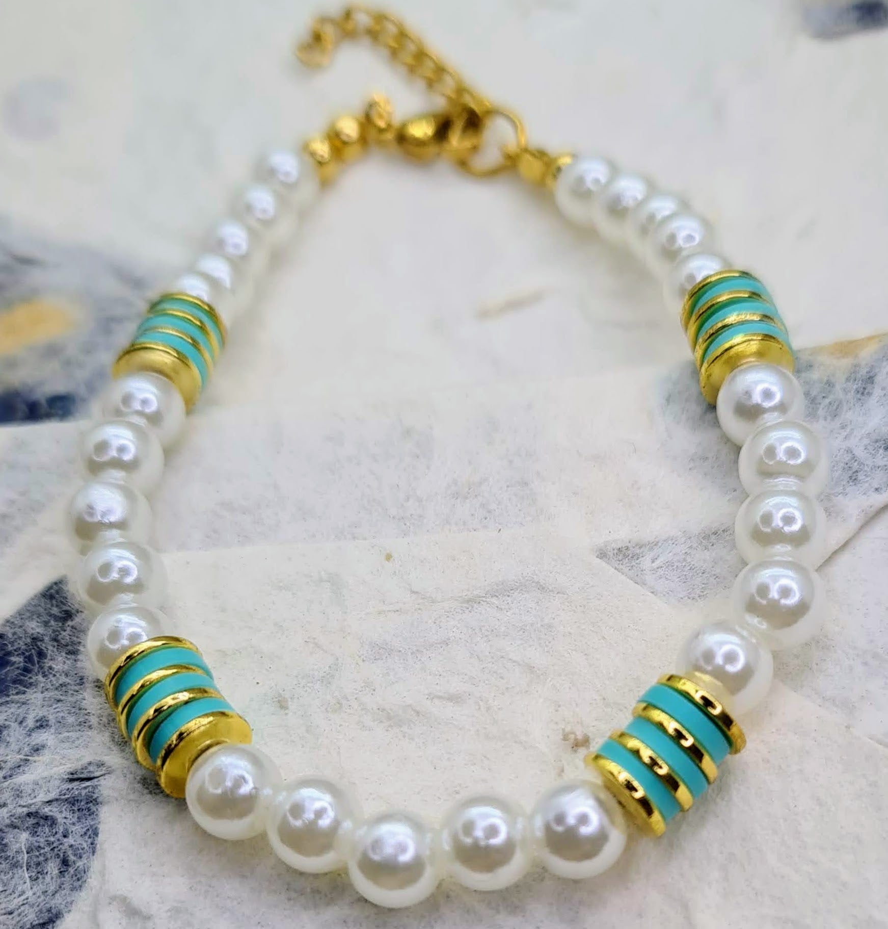 Pulsera de Perlas de agua dulce y Discos de Cerámica Verde para mujer.