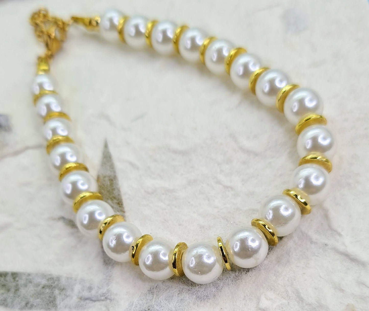 Pulsera de Perlas de agua dulce y Discos Dorados para mujer.