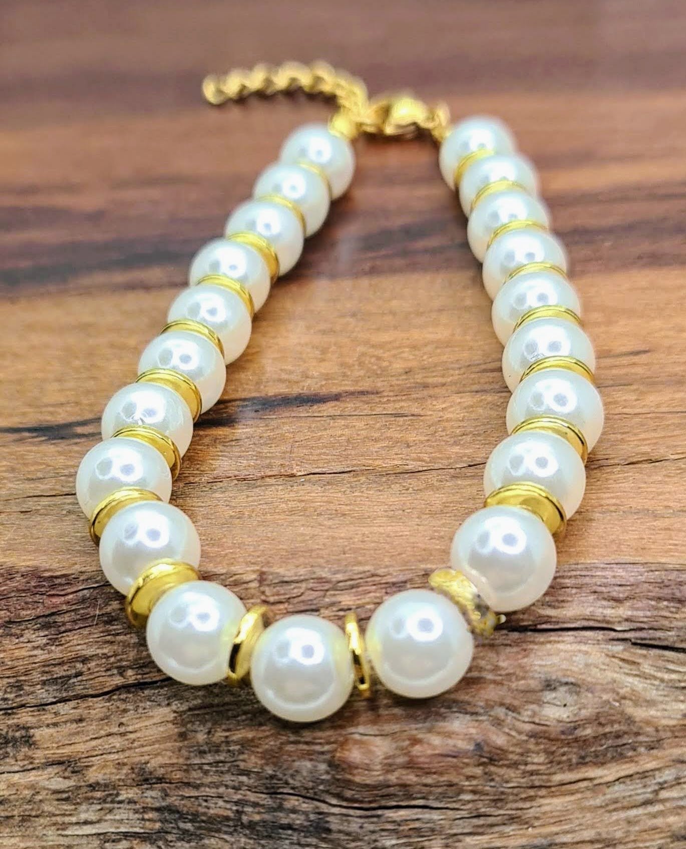 Pulsera de Perlas de agua dulce y Discos Dorados para mujer.