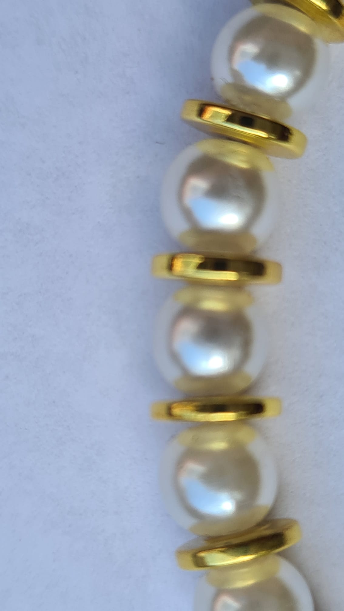 Pulsera de Perlas de agua dulce y Discos Dorados para mujer.