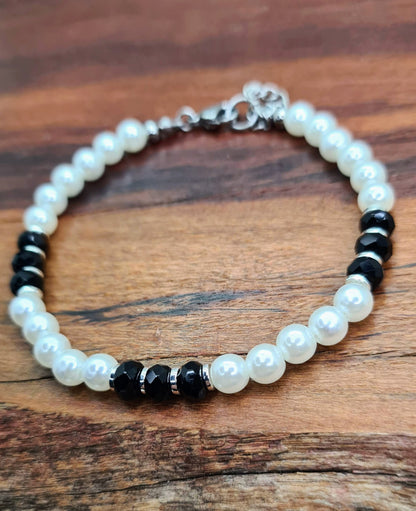 Pulsera de Perlas de agua dulce y Ónix facetado para mujer.