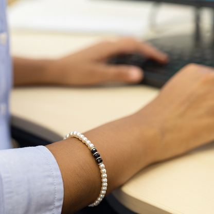 Pulsera de Perlas de agua dulce y Ónix facetado para mujer.