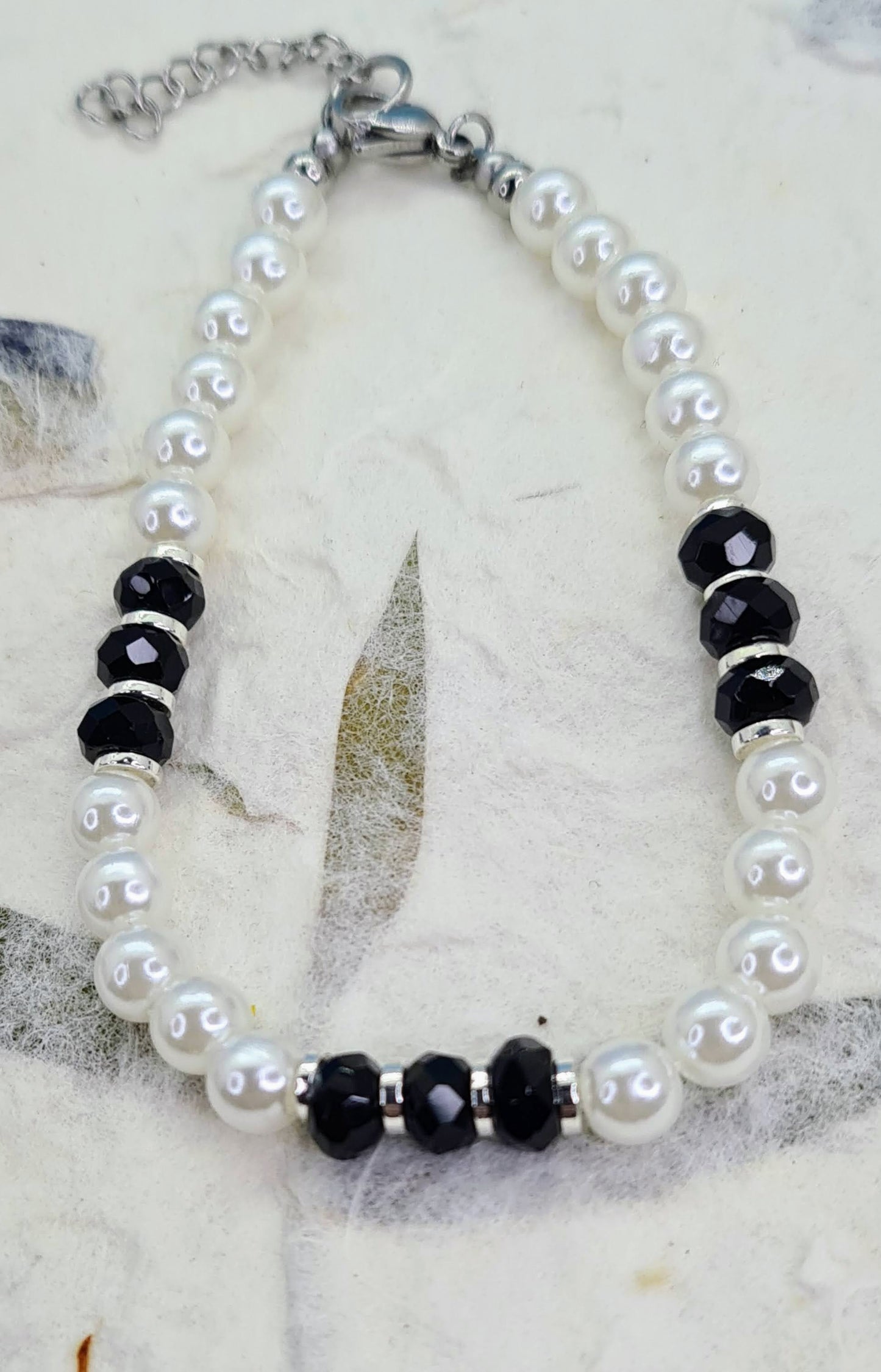 Pulsera de Perlas de agua dulce y Ónix facetado para mujer.