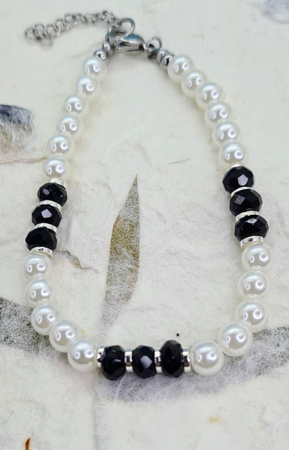 Pulsera de Perlas de agua dulce y Ónix facetado para mujer.