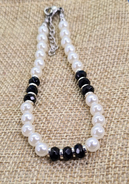 Pulsera de Perlas de agua dulce y Ónix facetado para mujer.