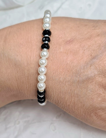 Pulsera de Perlas de agua dulce y Ónix facetado para mujer.