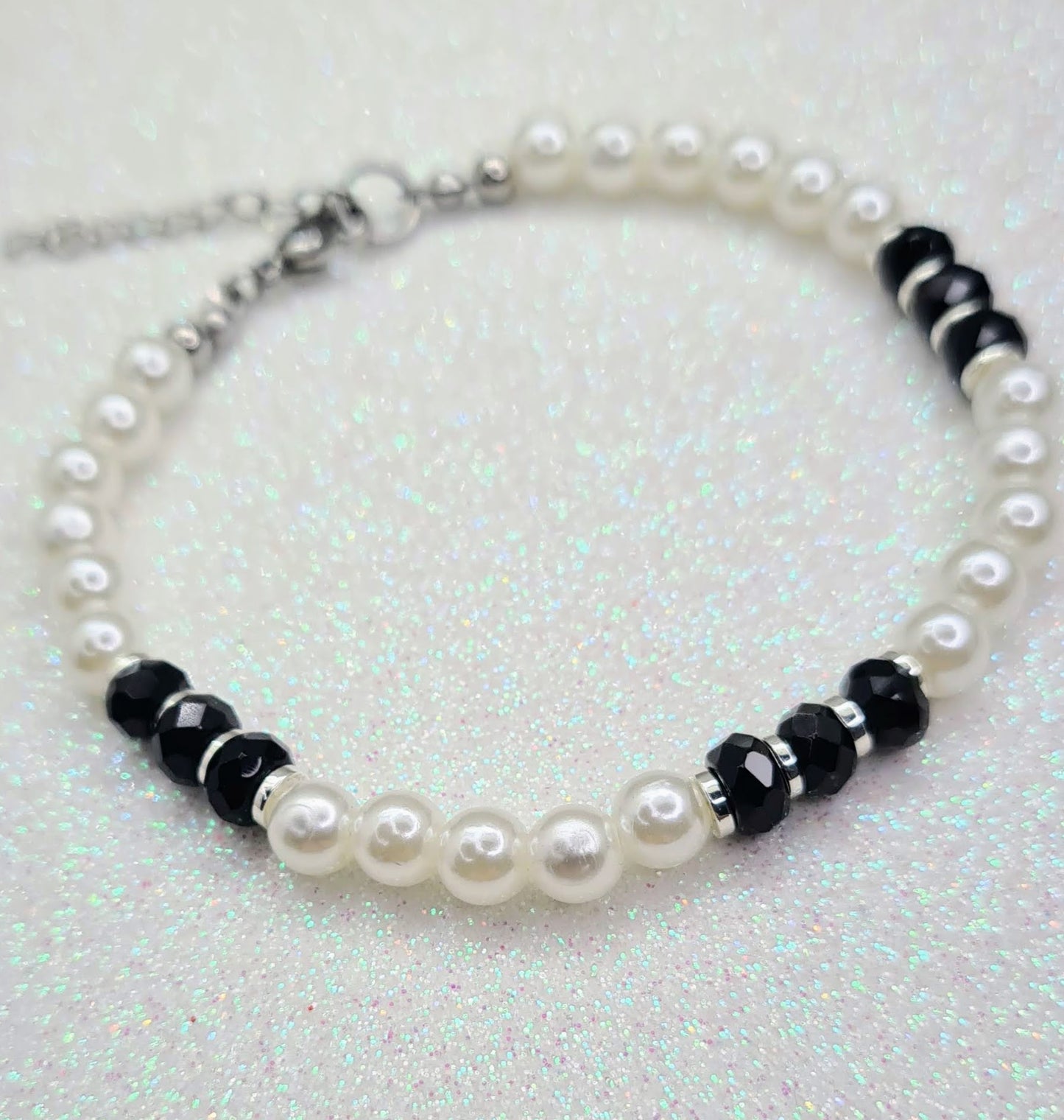 Pulsera de Perlas de agua dulce y Ónix facetado para mujer.