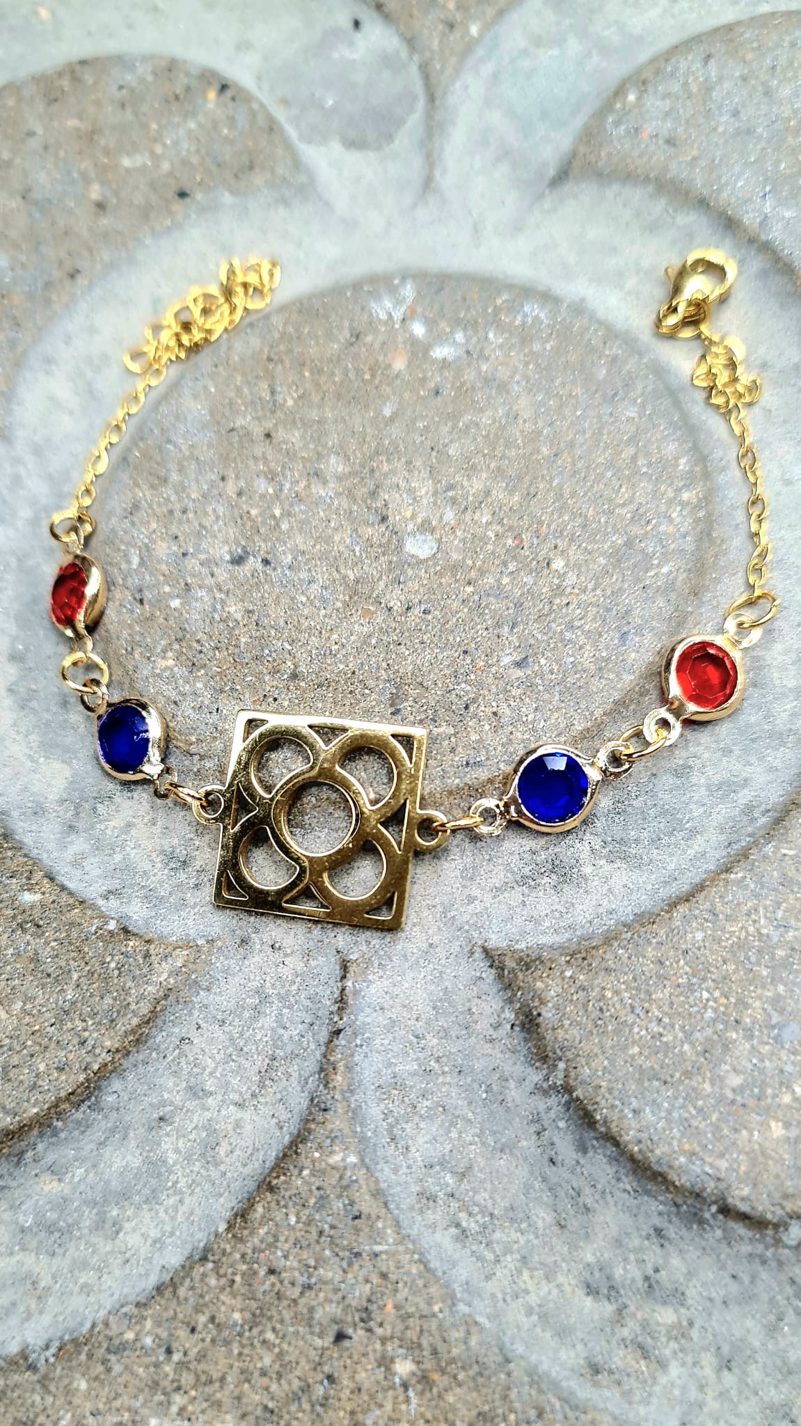 Pulsera con la Flor de Barcelona de acero inoxidable con cristal azul y rojo para mujer.