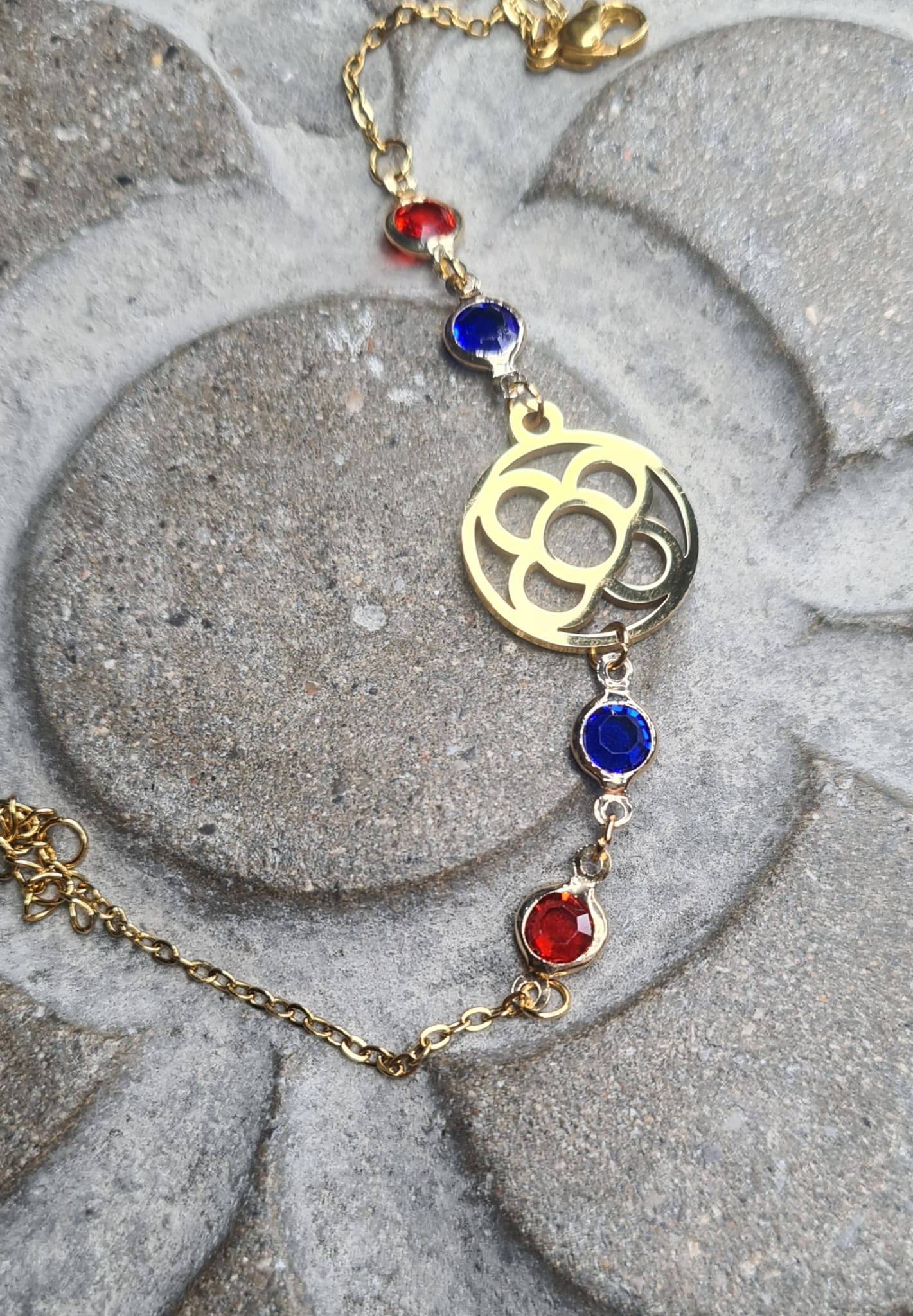 Pulsera con la Flor de Barcelona redonda de acero inoxidable con cristal azul y rojo para mujer.