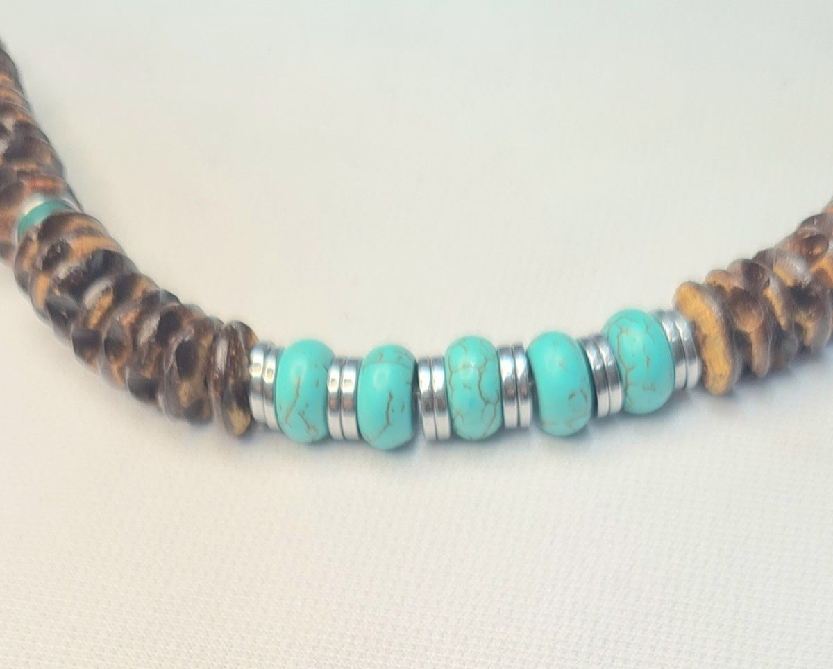 Detalle de pulsera masculina con rondeles marrones de coco, turquesa y discos metálicos.