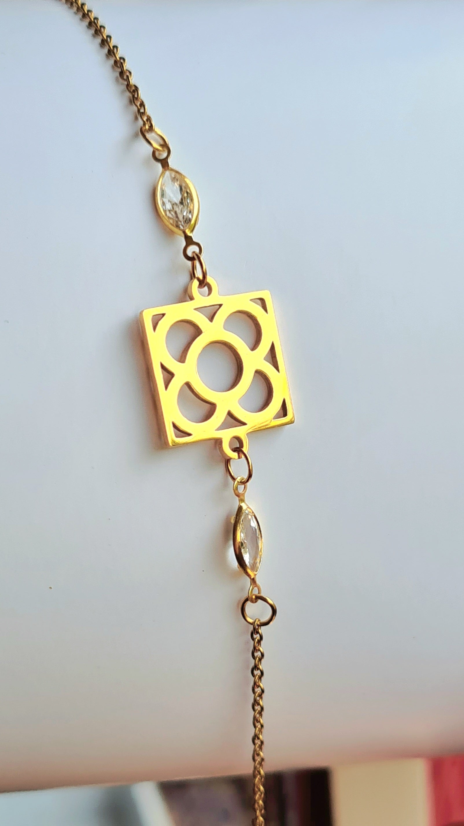 Pulsera de acero inoxidable dorado con Flor de Barcelona y lágrimas para mujer.