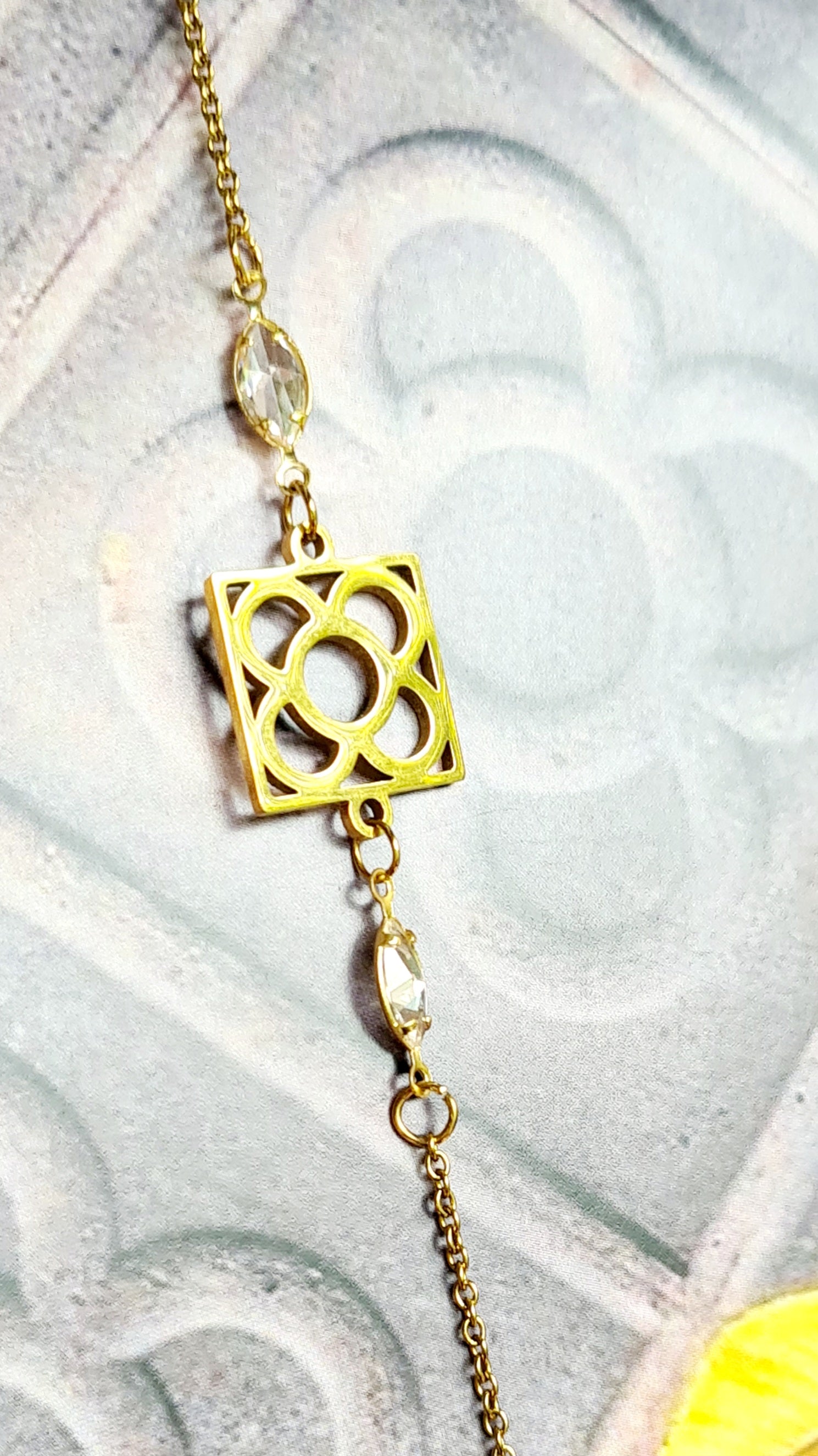 Pulsera de acero inoxidable dorado con Flor de Barcelona y lágrimas para mujer.