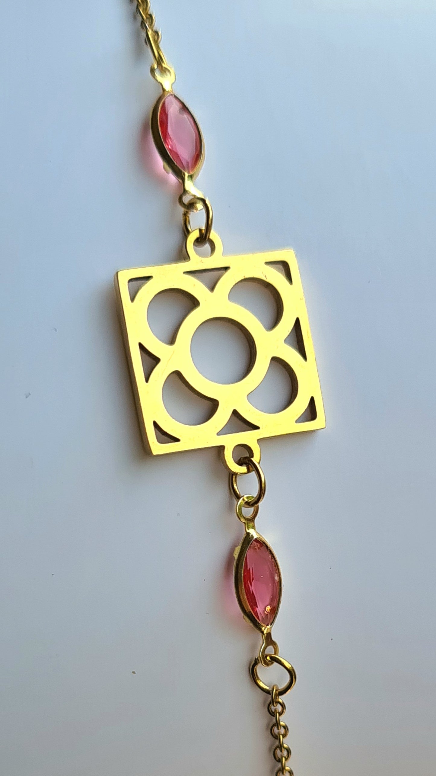 Pulsera de acero inoxidable dorado con Flor de Barcelona y lágrimas para mujer.