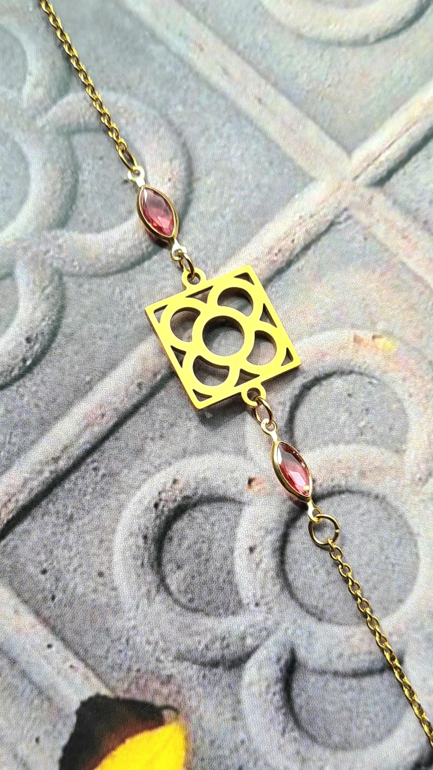 Pulsera de acero inoxidable dorado con Flor de Barcelona y lágrimas para mujer.