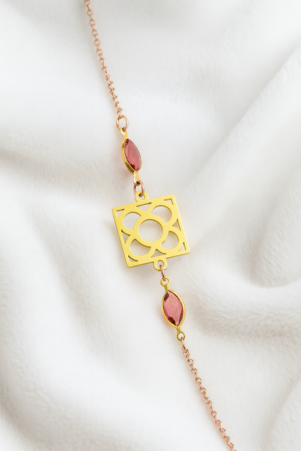 Pulsera de acero inoxidable dorado con Flor de Barcelona y lágrimas para mujer.