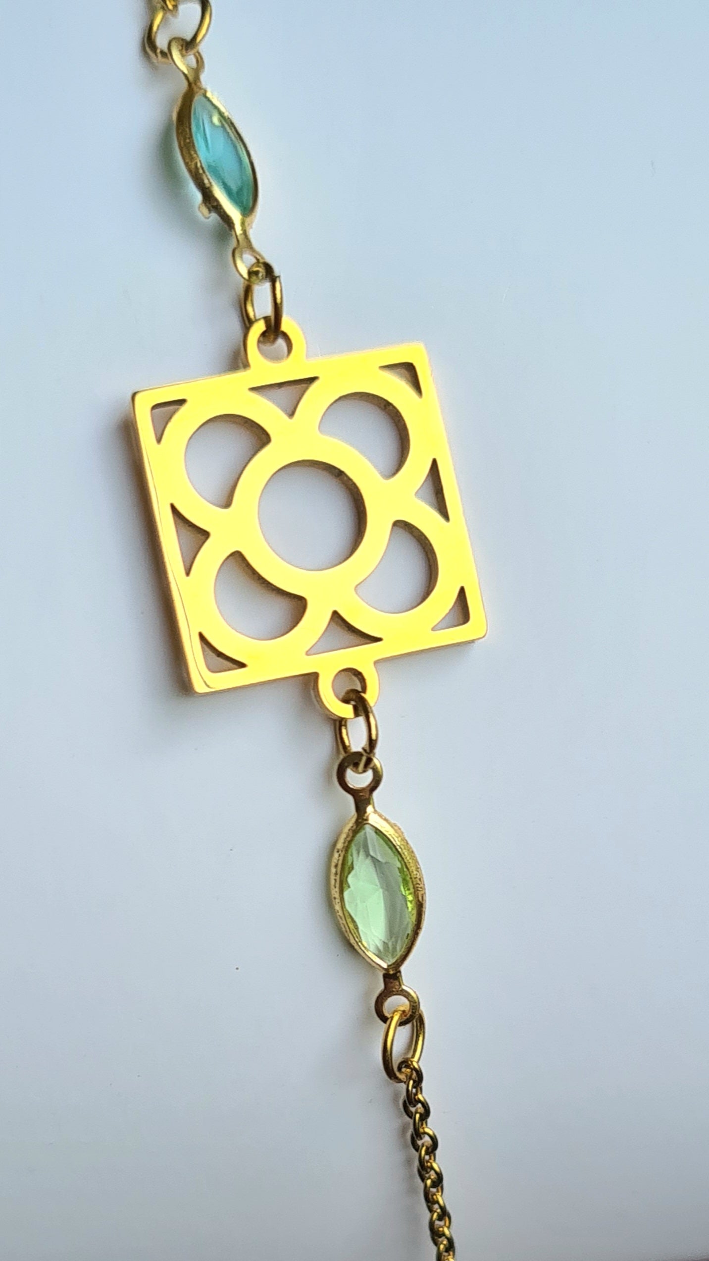 Pulsera de acero inoxidable dorado con Flor de Barcelona y lágrimas para mujer.