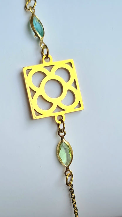 Pulsera de acero inoxidable dorado con Flor de Barcelona y lágrimas para mujer.